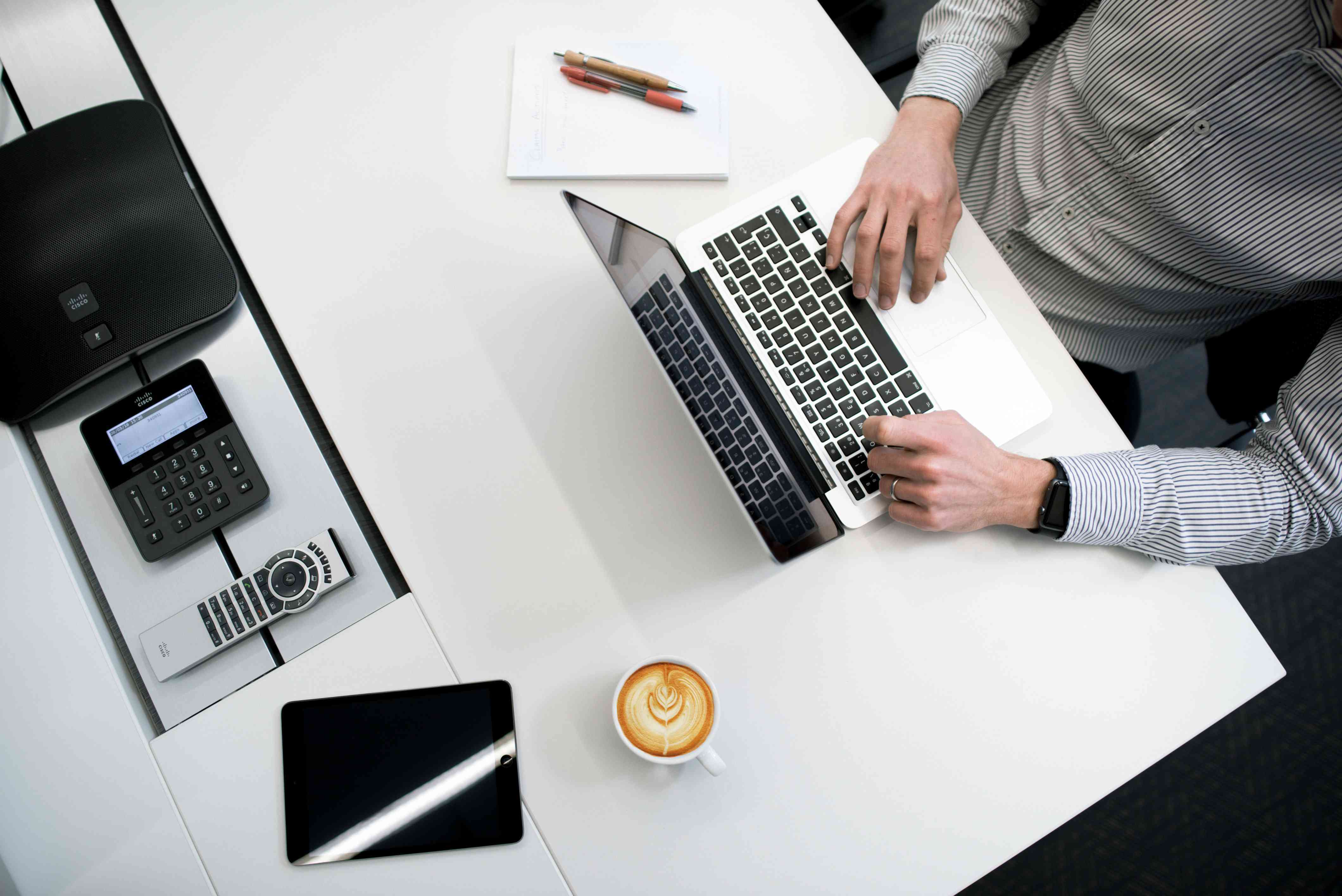 如何确保日语翻译的质量呢?(图1) business-office-plan-computer-personal-computer-white-1639848-pxhere.com.jpg
